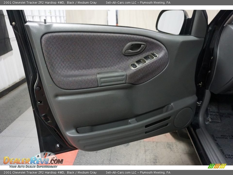 Door Panel of 2001 Chevrolet Tracker ZR2 Hardtop 4WD Photo #12