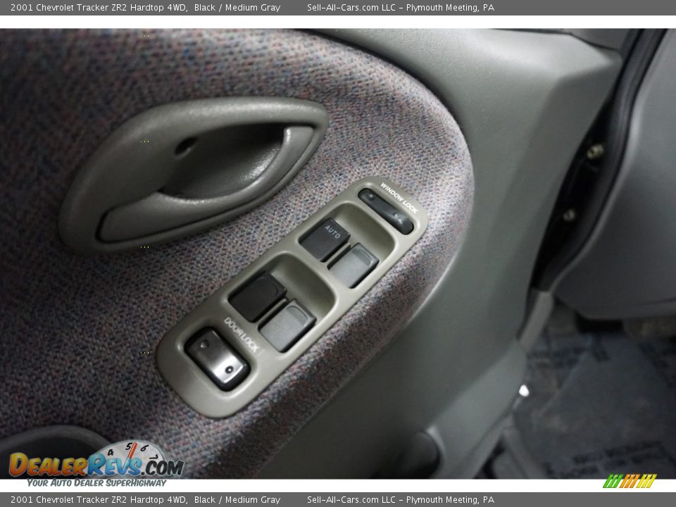 Controls of 2001 Chevrolet Tracker ZR2 Hardtop 4WD Photo #13
