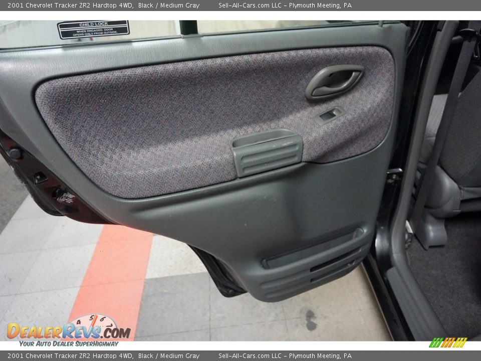Door Panel of 2001 Chevrolet Tracker ZR2 Hardtop 4WD Photo #16