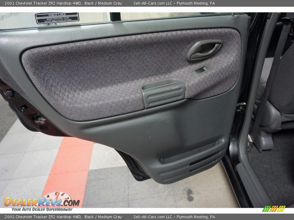 Door Panel of 2001 Chevrolet Tracker ZR2 Hardtop 4WD Photo #16