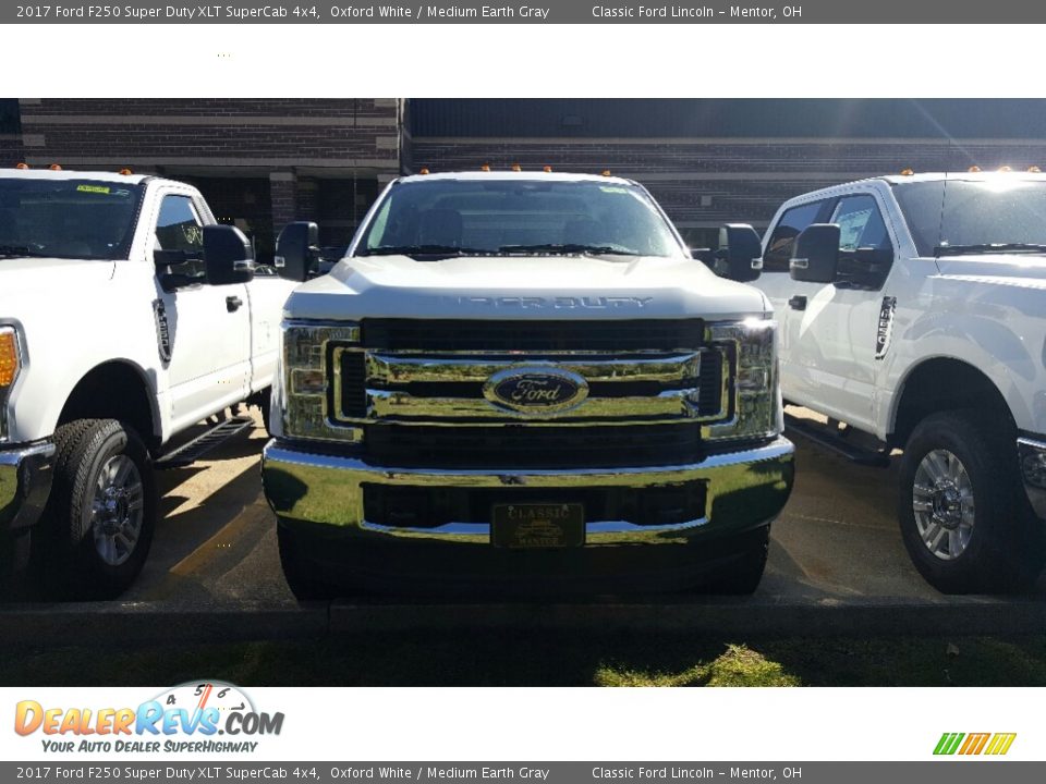 2017 Ford F250 Super Duty XLT SuperCab 4x4 Oxford White / Medium Earth Gray Photo #2