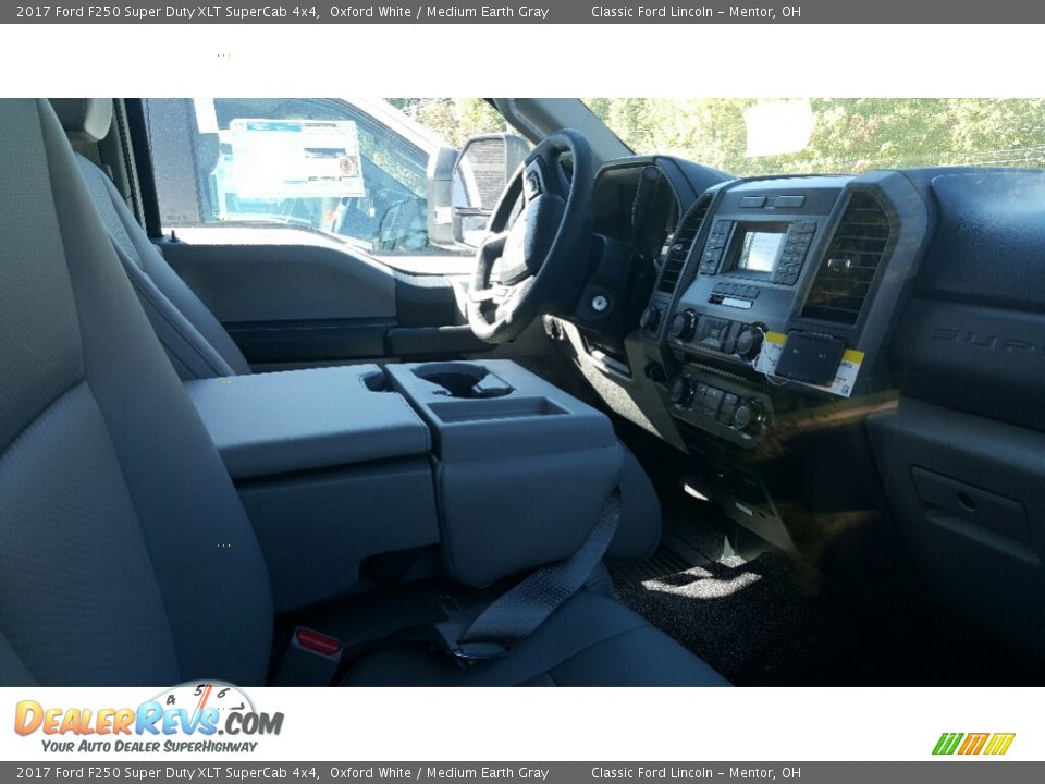 2017 Ford F250 Super Duty XLT SuperCab 4x4 Oxford White / Medium Earth Gray Photo #3