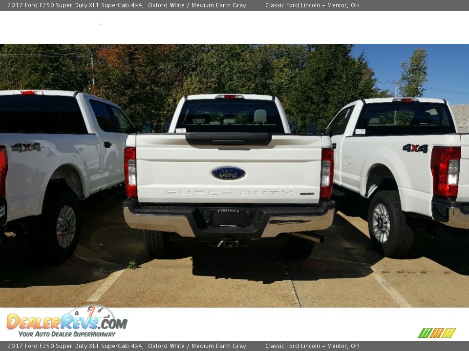 2017 Ford F250 Super Duty XLT SuperCab 4x4 Oxford White / Medium Earth Gray Photo #4