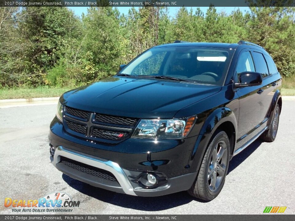 Front 3/4 View of 2017 Dodge Journey Crossroad Photo #2