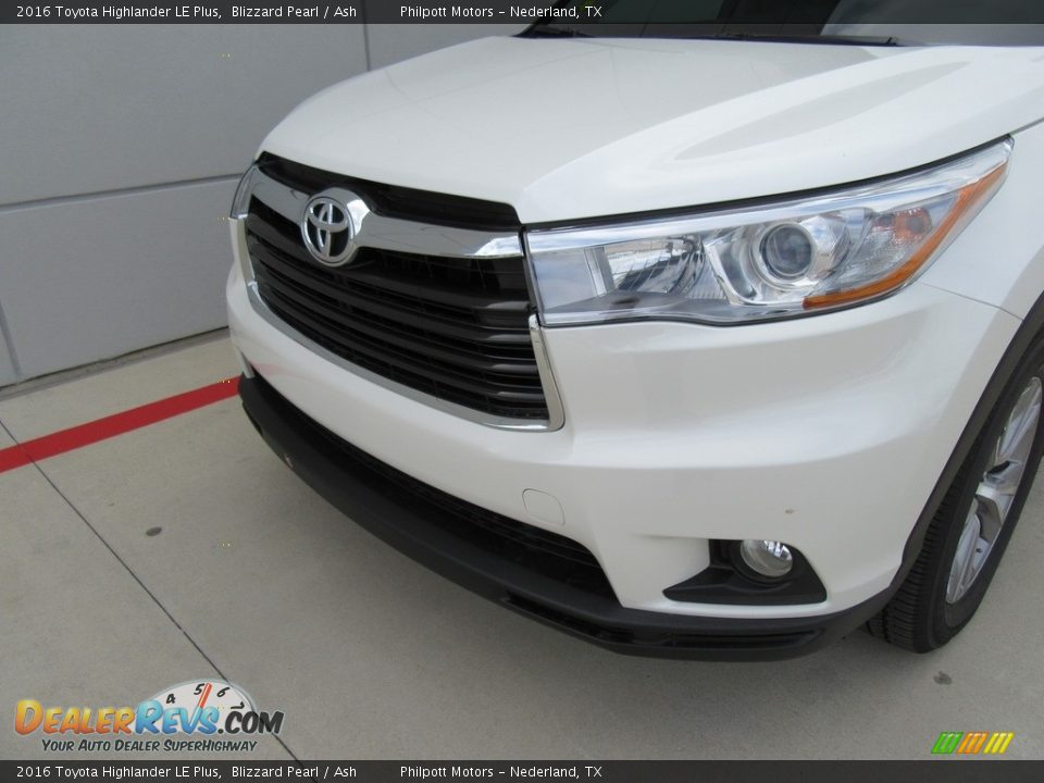 2016 Toyota Highlander LE Plus Blizzard Pearl / Ash Photo #10