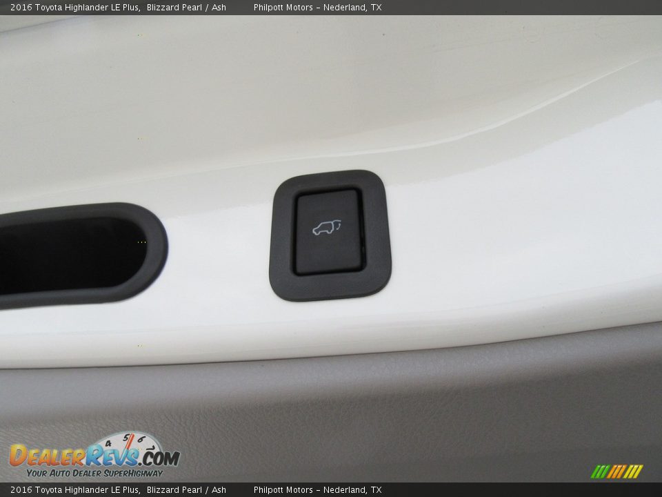 2016 Toyota Highlander LE Plus Blizzard Pearl / Ash Photo #17