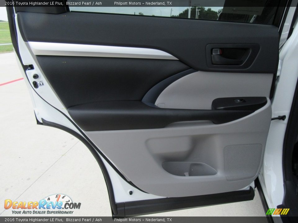2016 Toyota Highlander LE Plus Blizzard Pearl / Ash Photo #18
