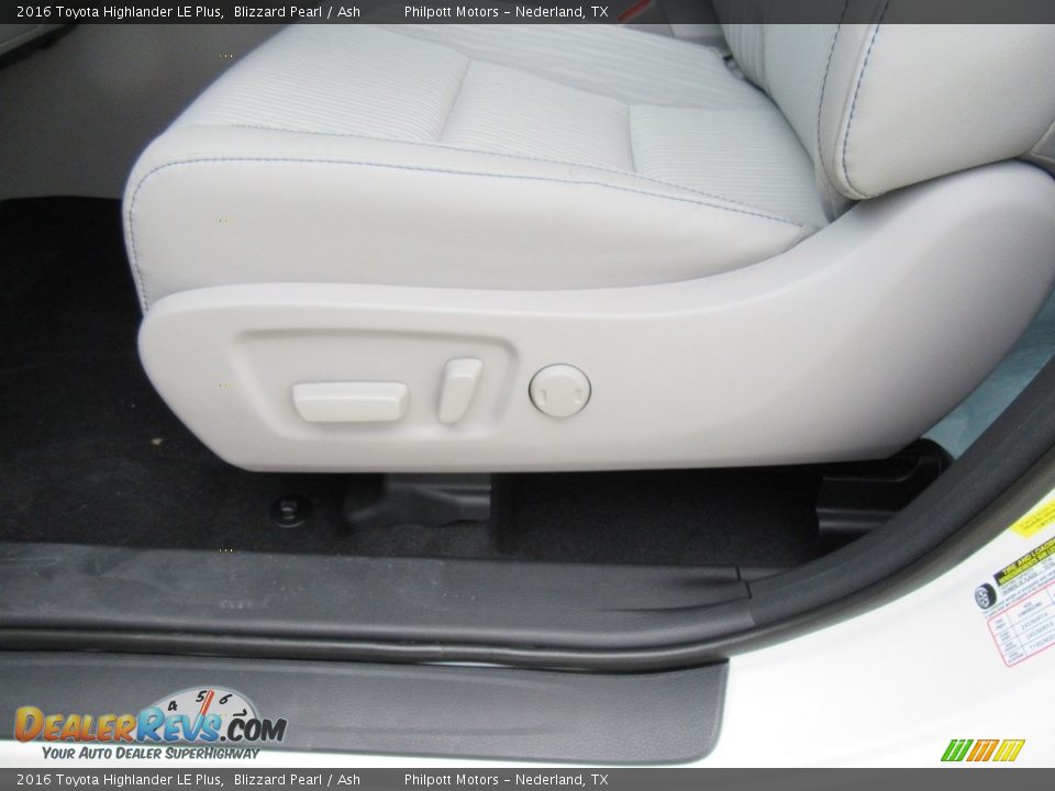 2016 Toyota Highlander LE Plus Blizzard Pearl / Ash Photo #23
