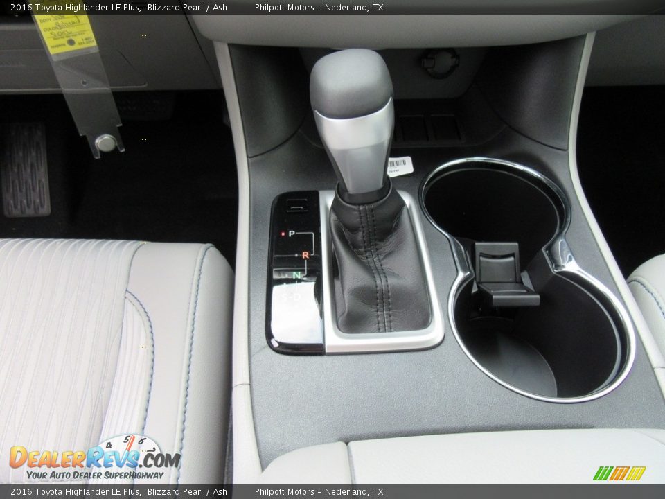 2016 Toyota Highlander LE Plus Blizzard Pearl / Ash Photo #28