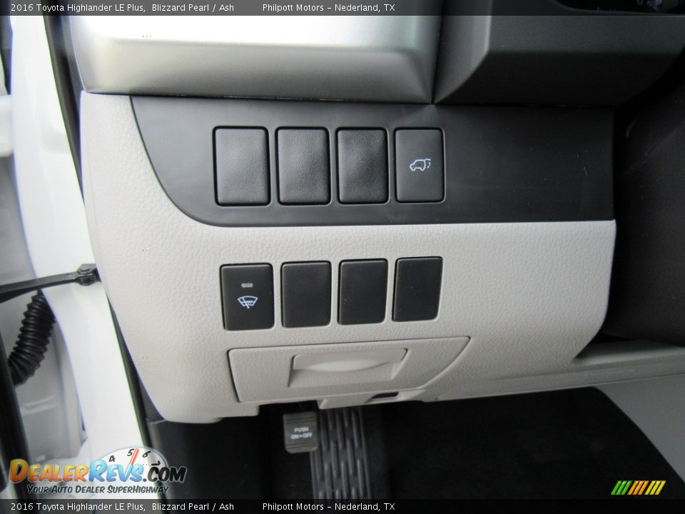 2016 Toyota Highlander LE Plus Blizzard Pearl / Ash Photo #31