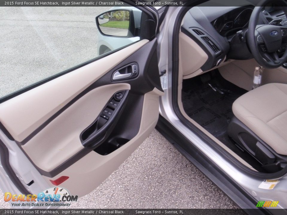 2015 Ford Focus SE Hatchback Ingot Silver Metallic / Charcoal Black Photo #17