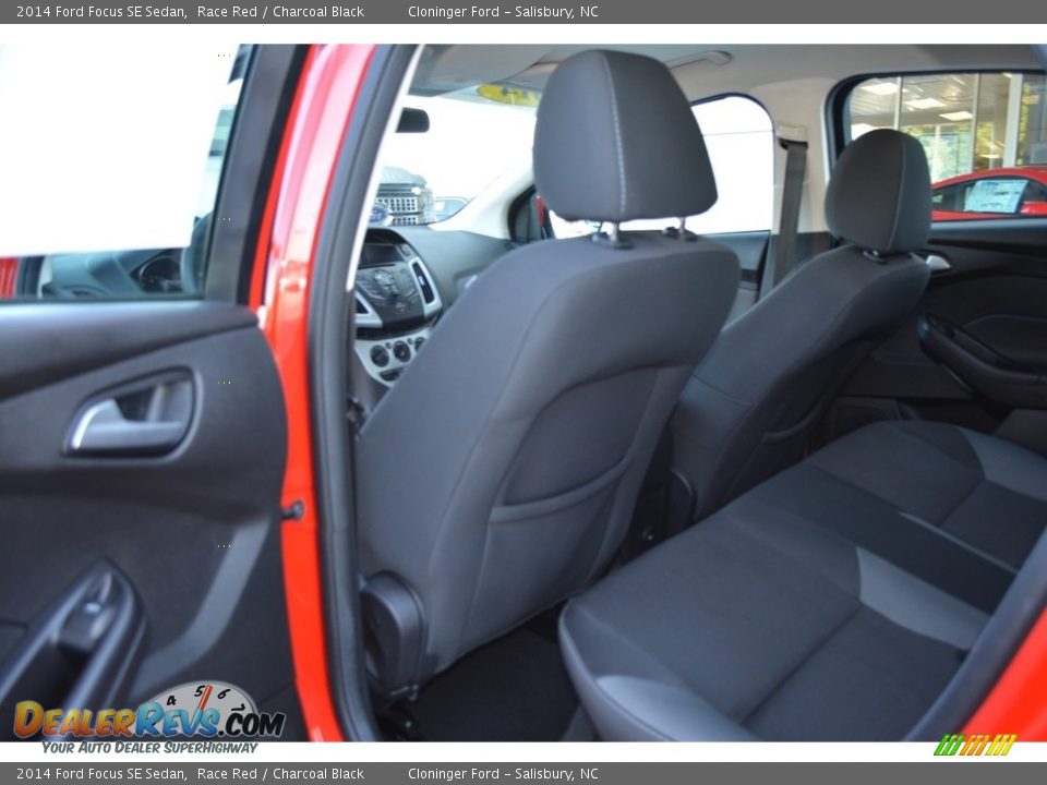 2014 Ford Focus SE Sedan Race Red / Charcoal Black Photo #11