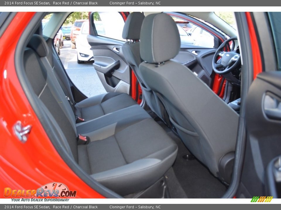 2014 Ford Focus SE Sedan Race Red / Charcoal Black Photo #13