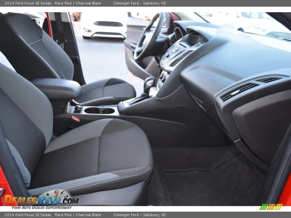 2014 Ford Focus SE Sedan Race Red / Charcoal Black Photo #15