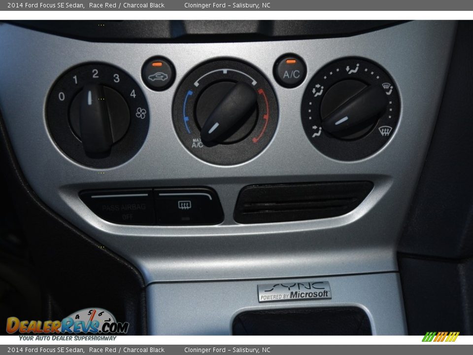 2014 Ford Focus SE Sedan Race Red / Charcoal Black Photo #17