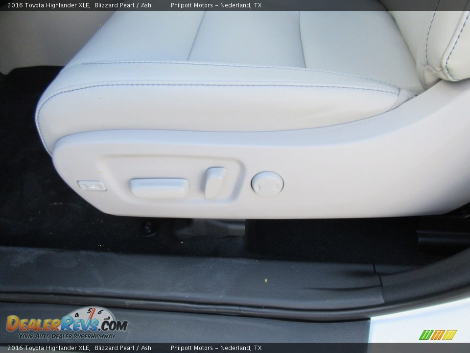 2016 Toyota Highlander XLE Blizzard Pearl / Ash Photo #24