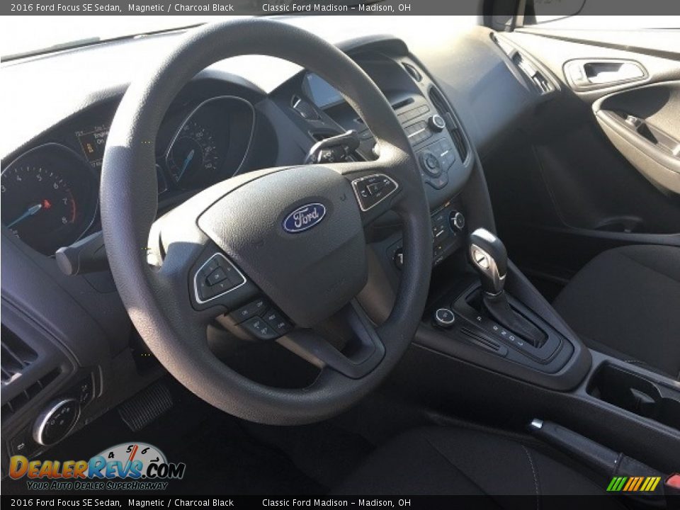 2016 Ford Focus SE Sedan Magnetic / Charcoal Black Photo #5