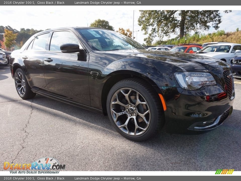 Front 3/4 View of 2016 Chrysler 300 S Photo #4
