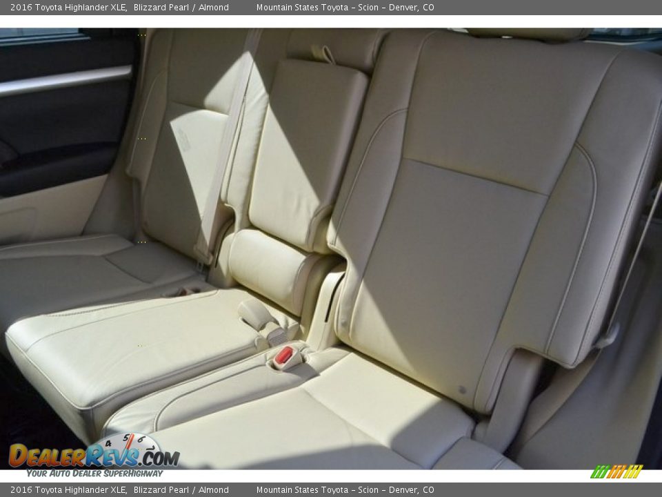 2016 Toyota Highlander XLE Blizzard Pearl / Almond Photo #7