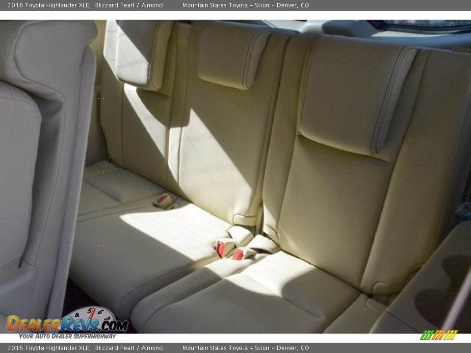 2016 Toyota Highlander XLE Blizzard Pearl / Almond Photo #8