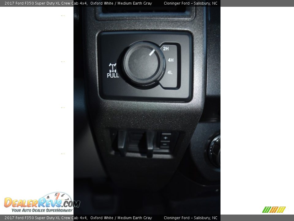 Controls of 2017 Ford F350 Super Duty XL Crew Cab 4x4 Photo #12