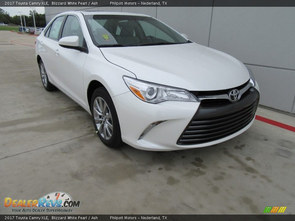 Front 3/4 View of 2017 Toyota Camry XLE Photo #2