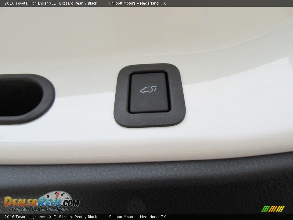 2016 Toyota Highlander XLE Blizzard Pearl / Black Photo #17