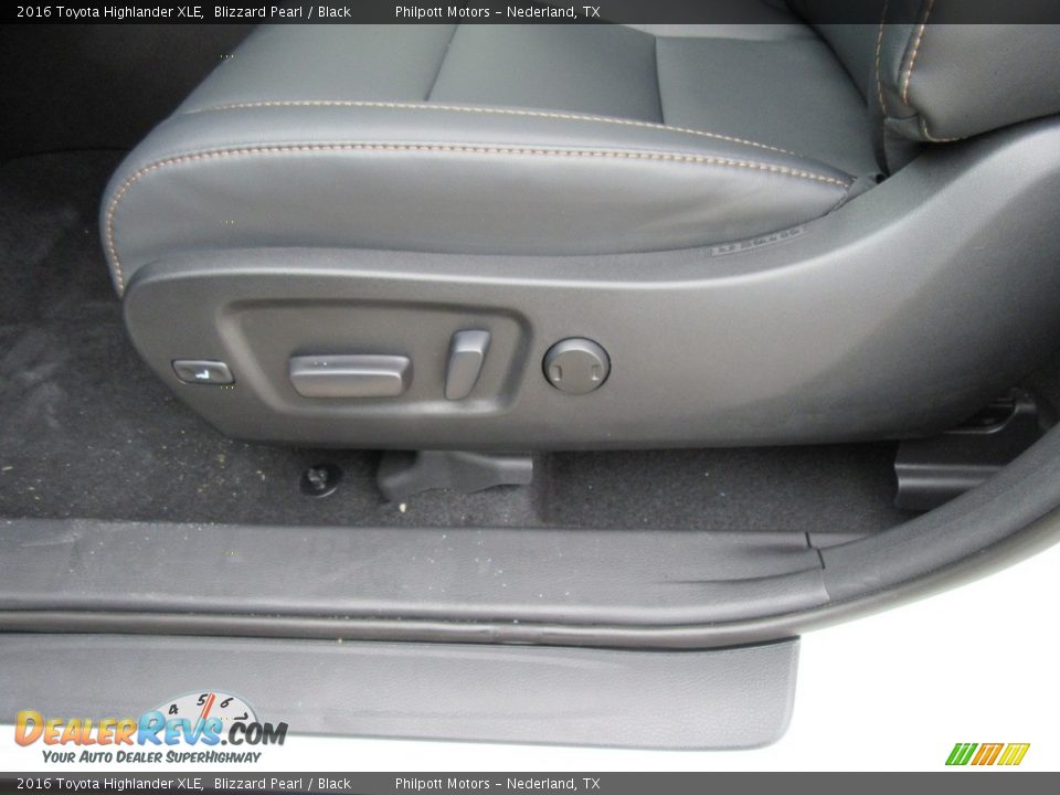 2016 Toyota Highlander XLE Blizzard Pearl / Black Photo #23