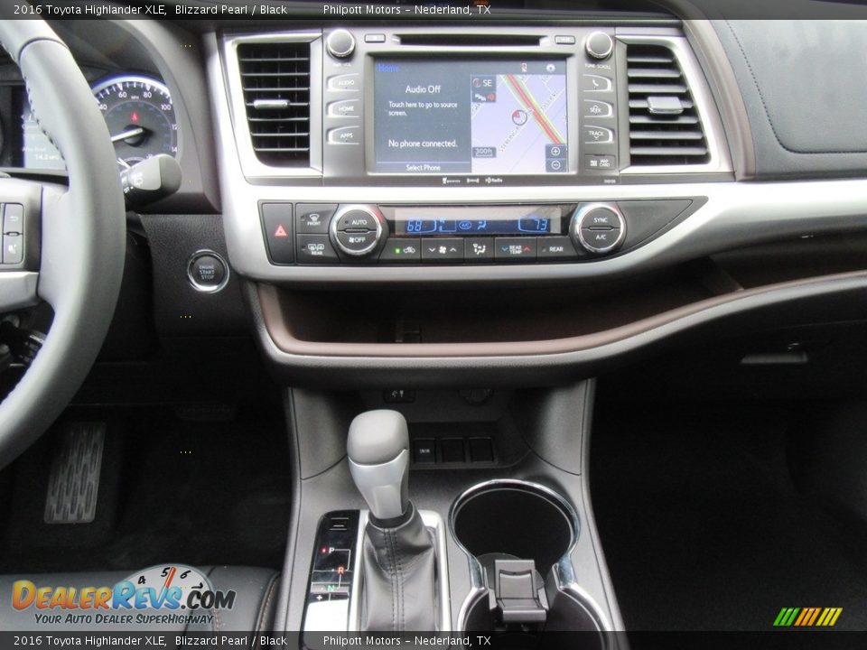 2016 Toyota Highlander XLE Blizzard Pearl / Black Photo #26