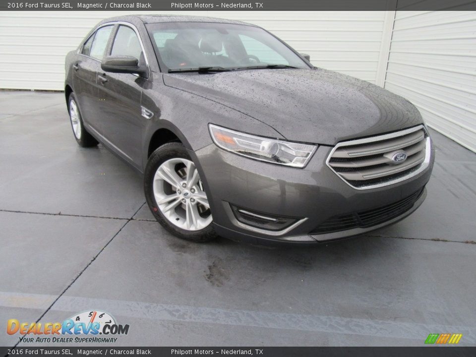 Front 3/4 View of 2016 Ford Taurus SEL Photo #2
