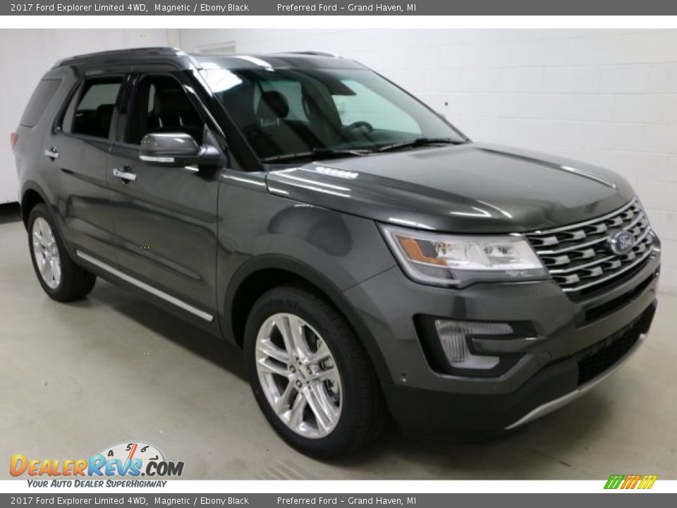 Front 3/4 View of 2017 Ford Explorer Limited 4WD Photo #12