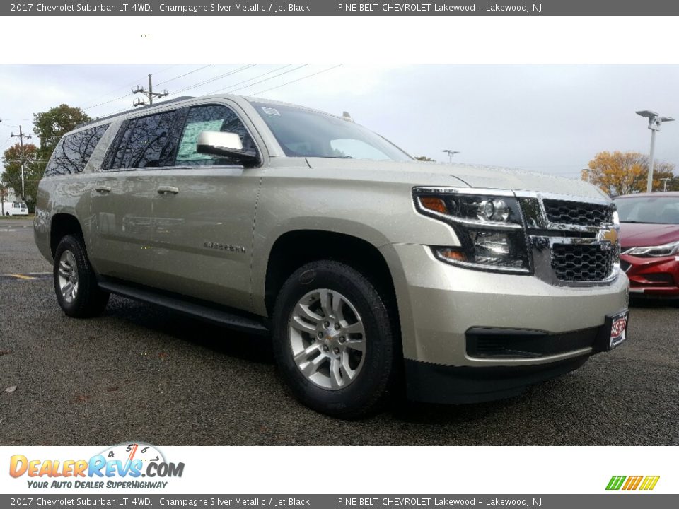 Front 3/4 View of 2017 Chevrolet Suburban LT 4WD Photo #1