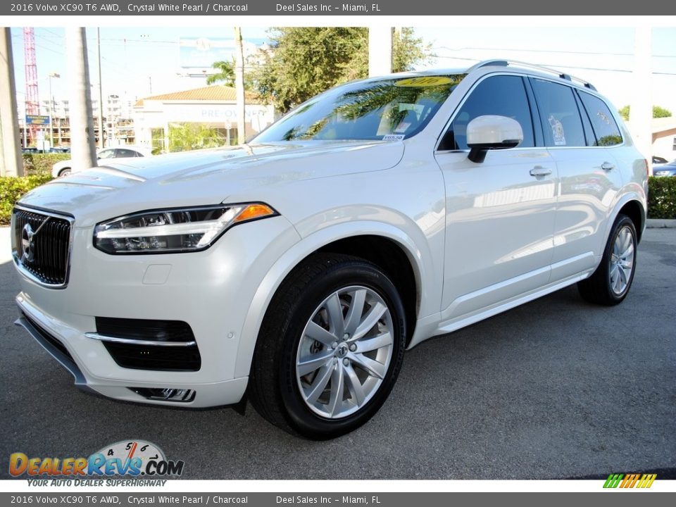Front 3/4 View of 2016 Volvo XC90 T6 AWD Photo #5