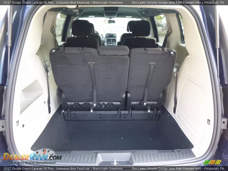 2017 Dodge Grand Caravan SE Plus Contusion Blue Pearlcoat / Black/Light Graystone Photo #5
