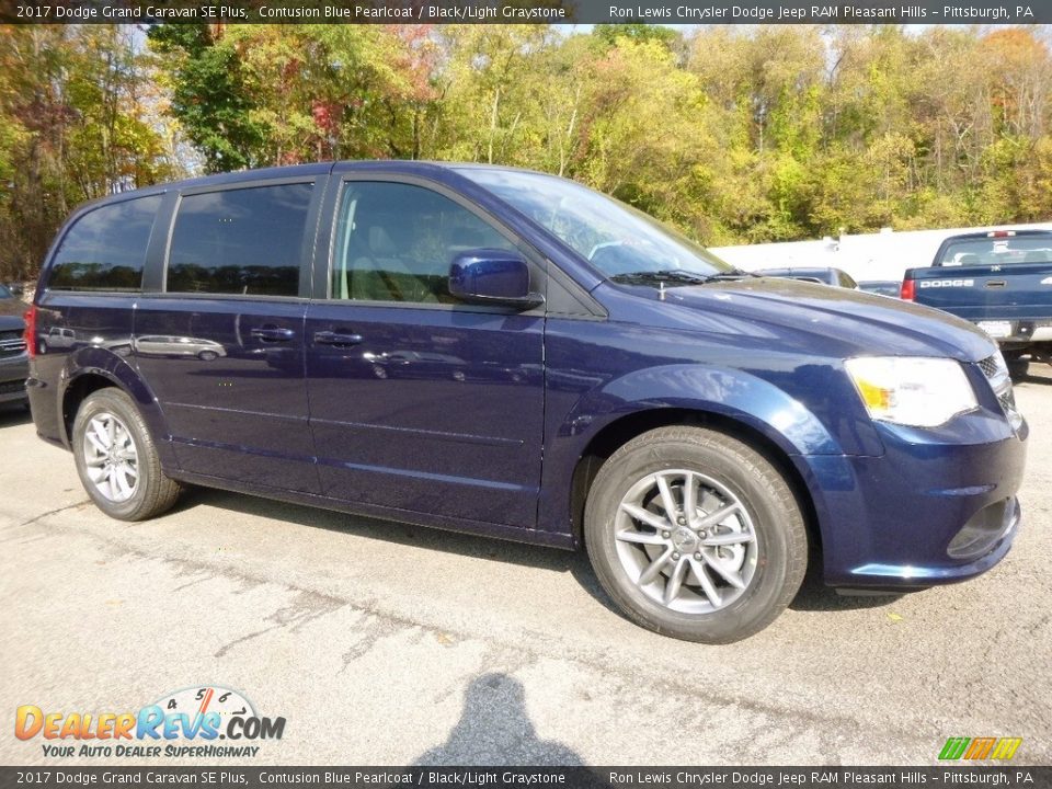 Front 3/4 View of 2017 Dodge Grand Caravan SE Plus Photo #8