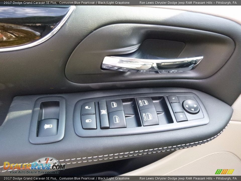 2017 Dodge Grand Caravan SE Plus Contusion Blue Pearlcoat / Black/Light Graystone Photo #16
