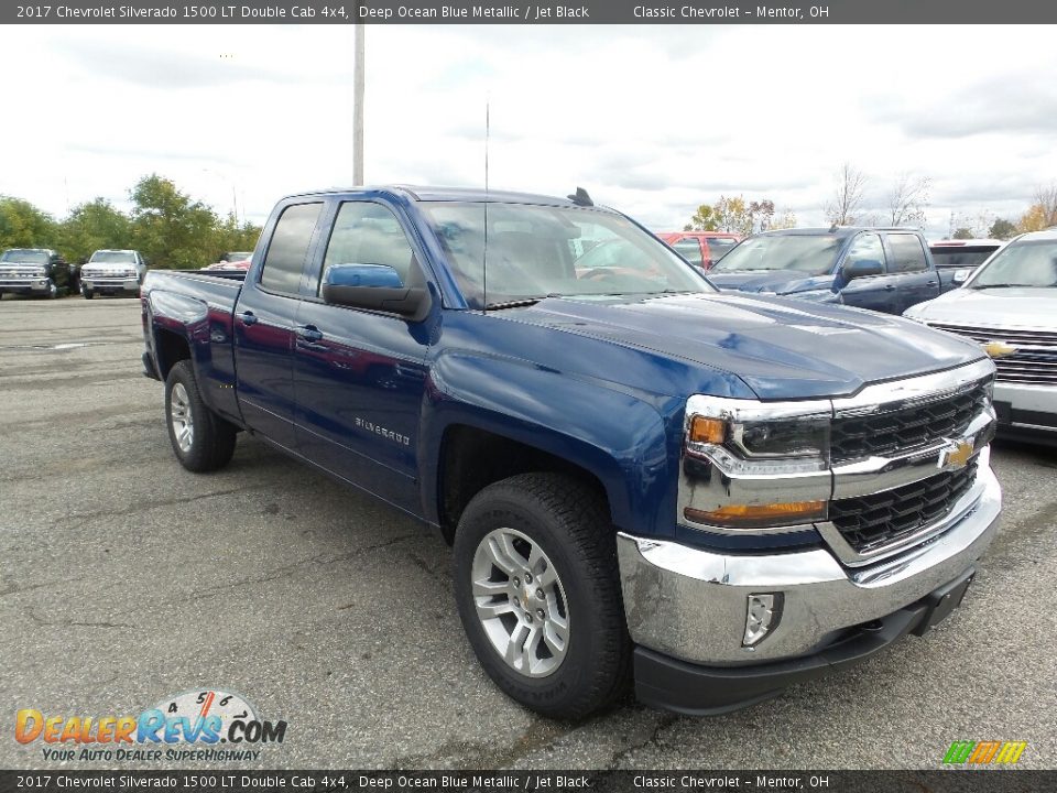 Front 3/4 View of 2017 Chevrolet Silverado 1500 LT Double Cab 4x4 Photo #3