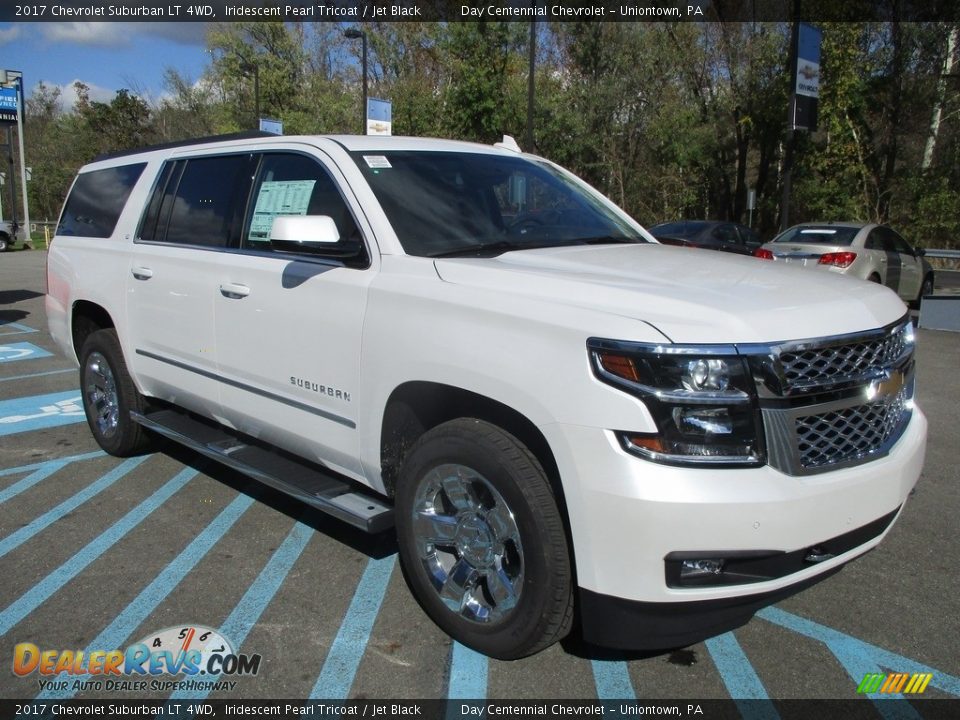 Front 3/4 View of 2017 Chevrolet Suburban LT 4WD Photo #8