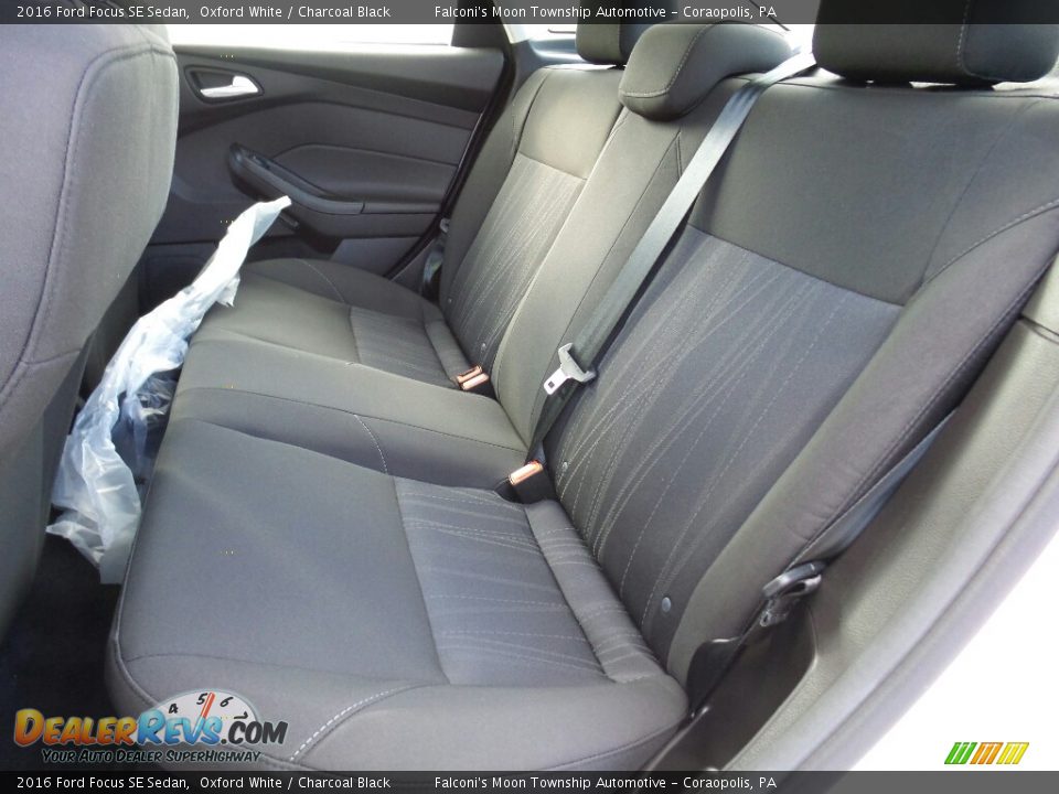 2016 Ford Focus SE Sedan Oxford White / Charcoal Black Photo #8