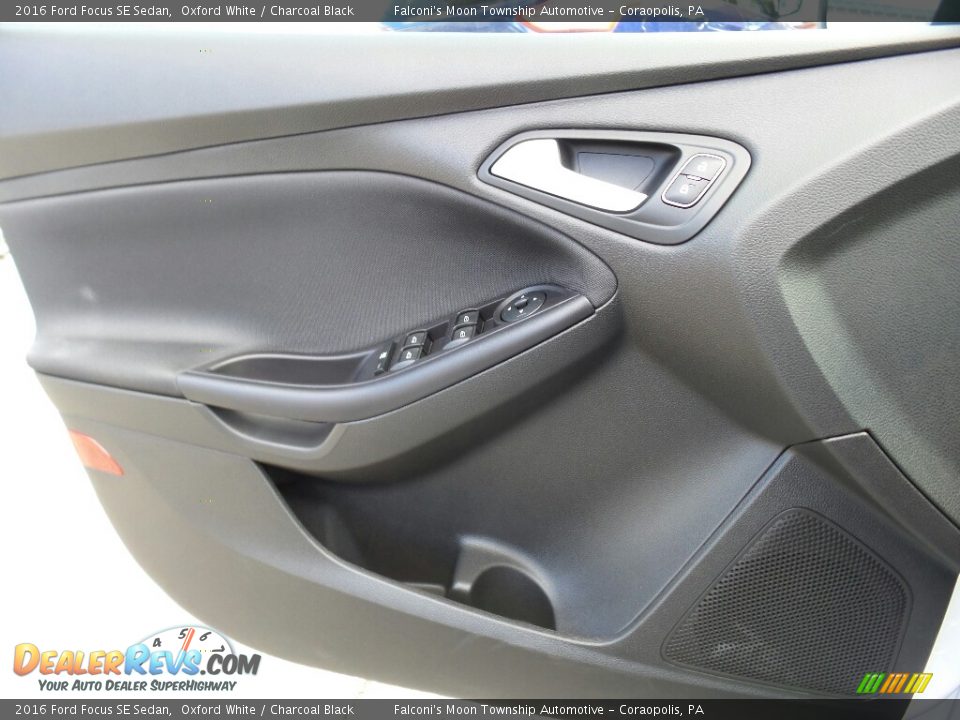 2016 Ford Focus SE Sedan Oxford White / Charcoal Black Photo #11