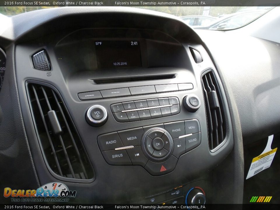 2016 Ford Focus SE Sedan Oxford White / Charcoal Black Photo #12