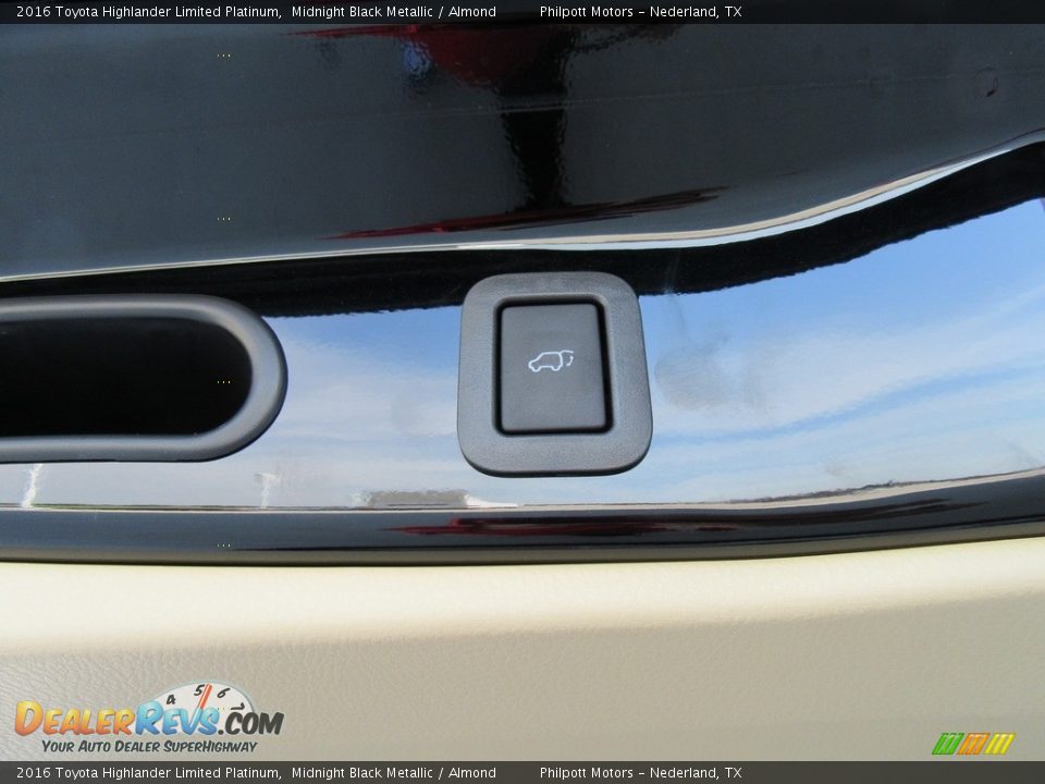 2016 Toyota Highlander Limited Platinum Midnight Black Metallic / Almond Photo #19