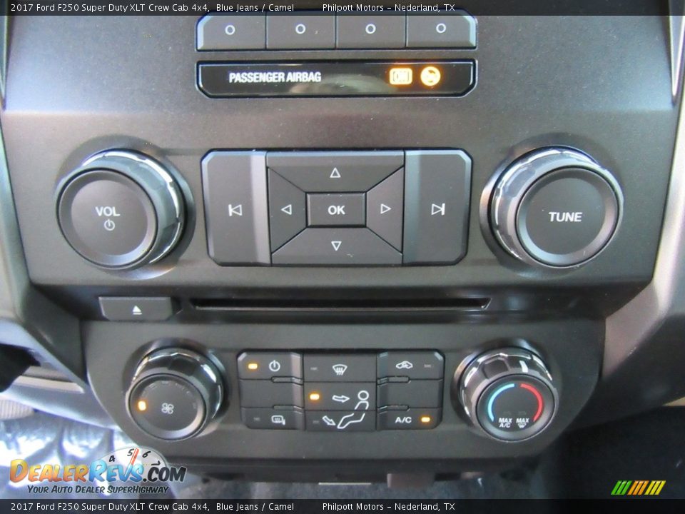 Controls of 2017 Ford F250 Super Duty XLT Crew Cab 4x4 Photo #27
