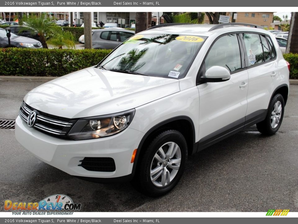 Front 3/4 View of 2016 Volkswagen Tiguan S Photo #4