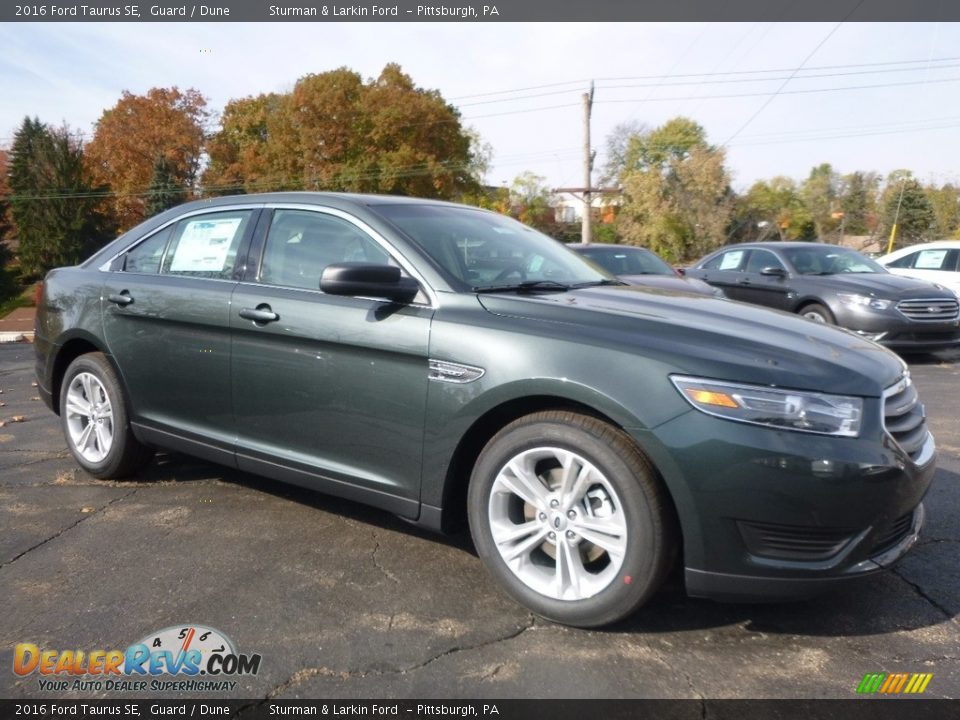 Front 3/4 View of 2016 Ford Taurus SE Photo #1
