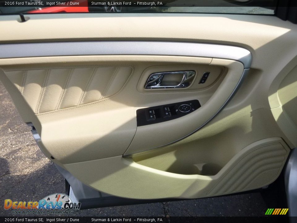 Door Panel of 2016 Ford Taurus SE Photo #10