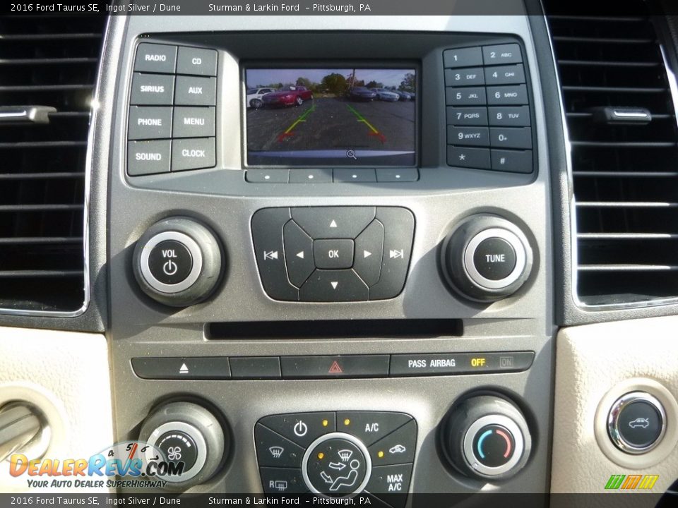 Controls of 2016 Ford Taurus SE Photo #14