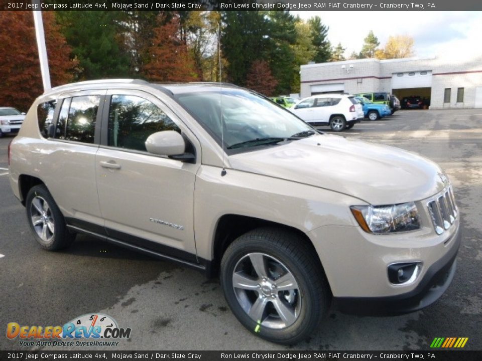 Front 3/4 View of 2017 Jeep Compass Latitude 4x4 Photo #11