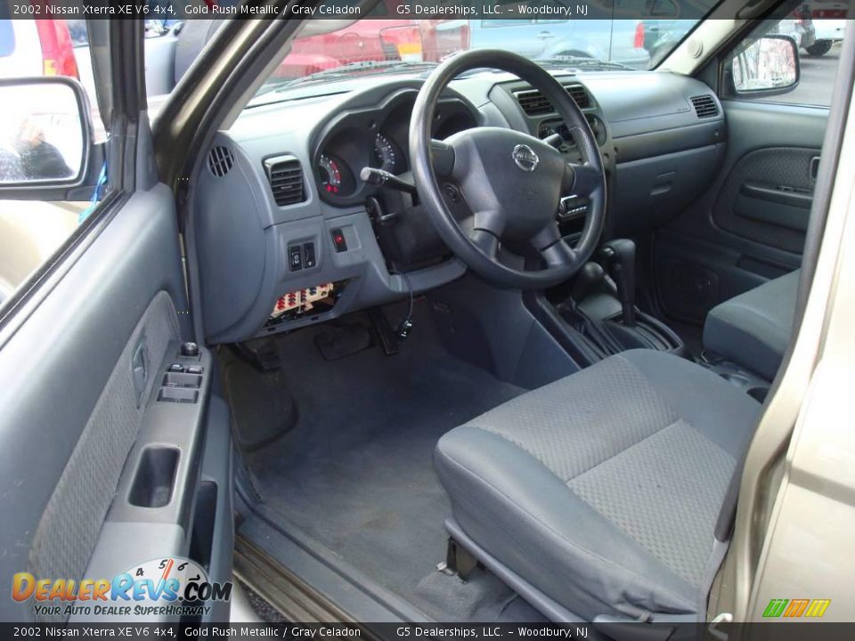 2002 Nissan Xterra XE V6 4x4 Gold Rush Metallic / Gray Celadon Photo #10