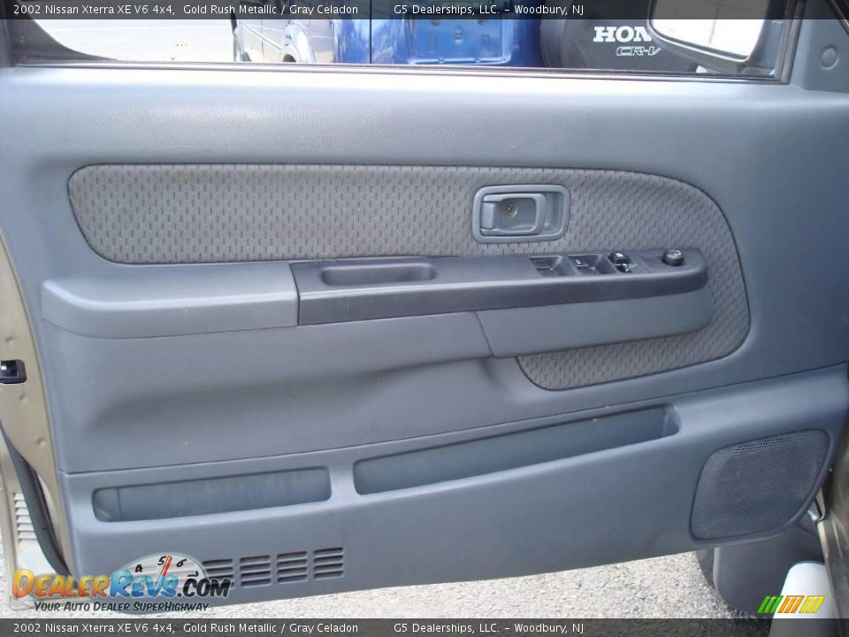 2002 Nissan Xterra XE V6 4x4 Gold Rush Metallic / Gray Celadon Photo #11